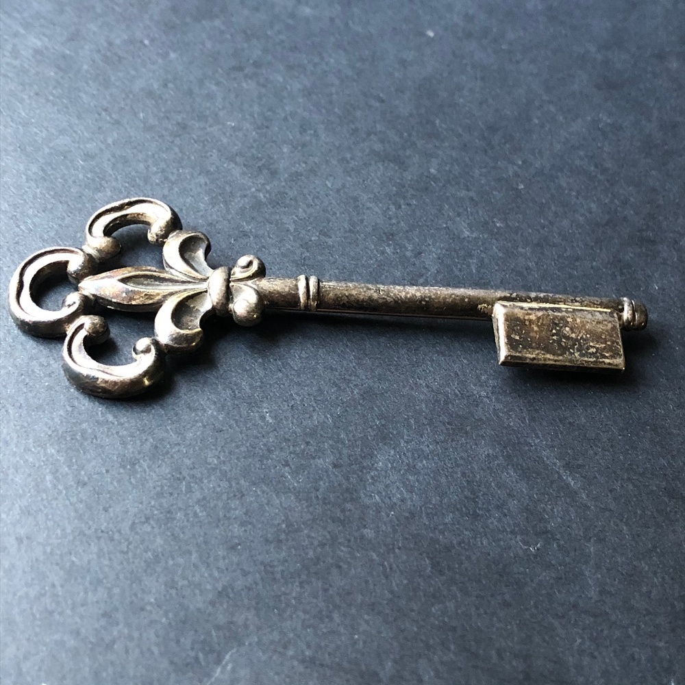 Mid Century Coro Key Brooch/ Simple Silver Tone